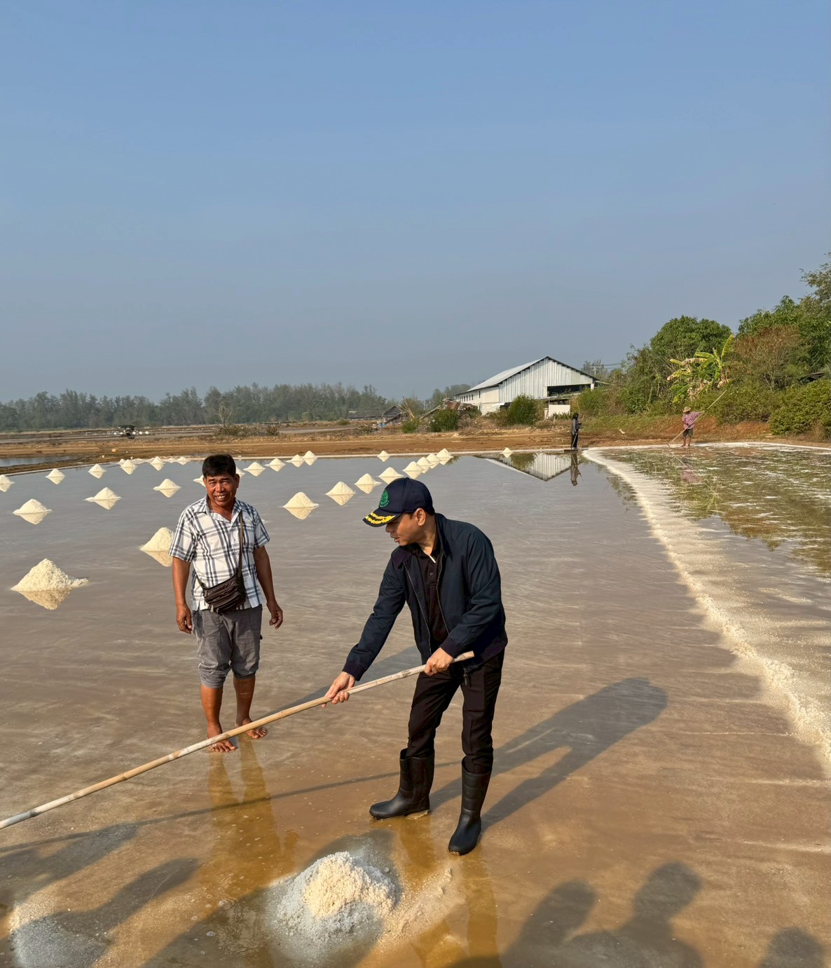 title - ส.ป.ก. จันทบุรี ร่วมลงพื้นที่ติดตาม นายกฤษ อุตตมะเวทิน รองปลัดกระทรวงเกษตรและสหกรณ์ และคณะ ในการติดตามคาดการณ์สถานการณ์เกลือทะเล และประชุมคณะกรรมการพัฒนาเกลือทะเลไทย และคณะทำงานภายใต้คณะกรรมการพัฒนาเกลือทะเลไทย 